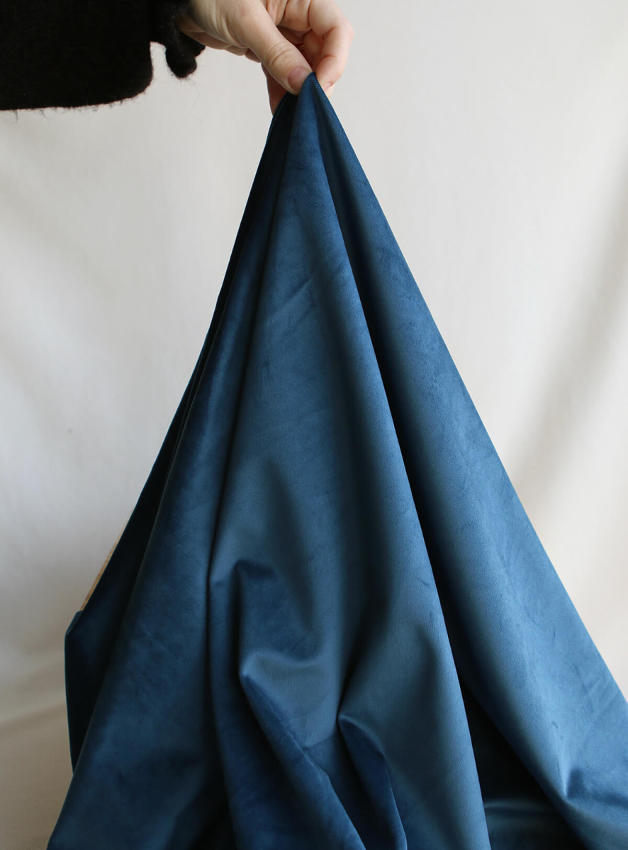 Velours ras coloris saphir