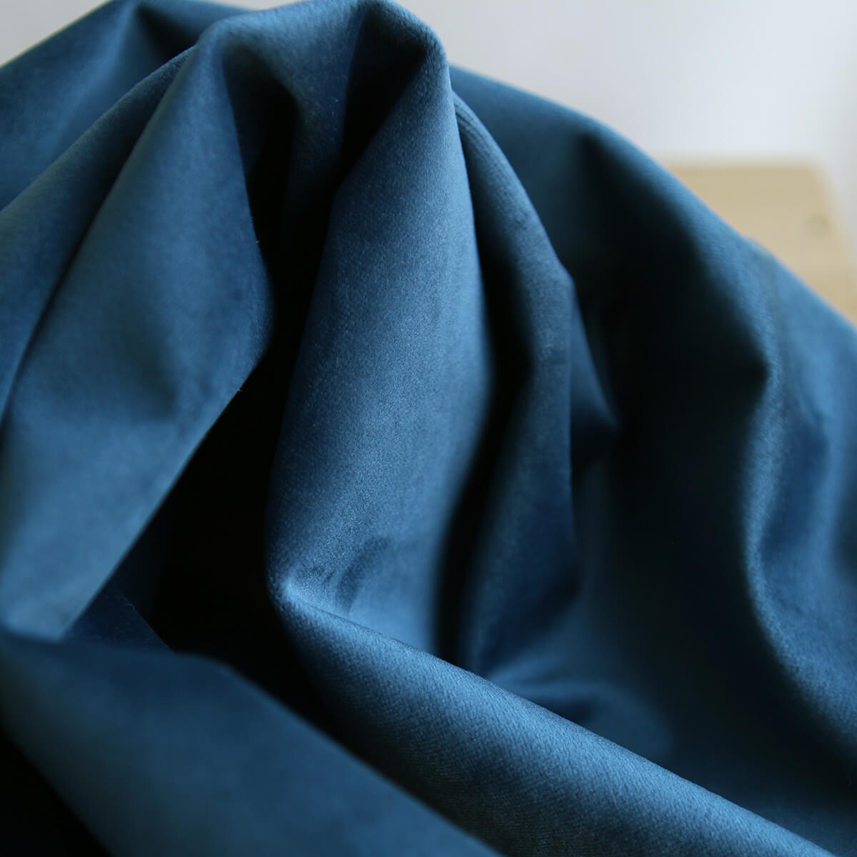 Velours ras coloris saphir