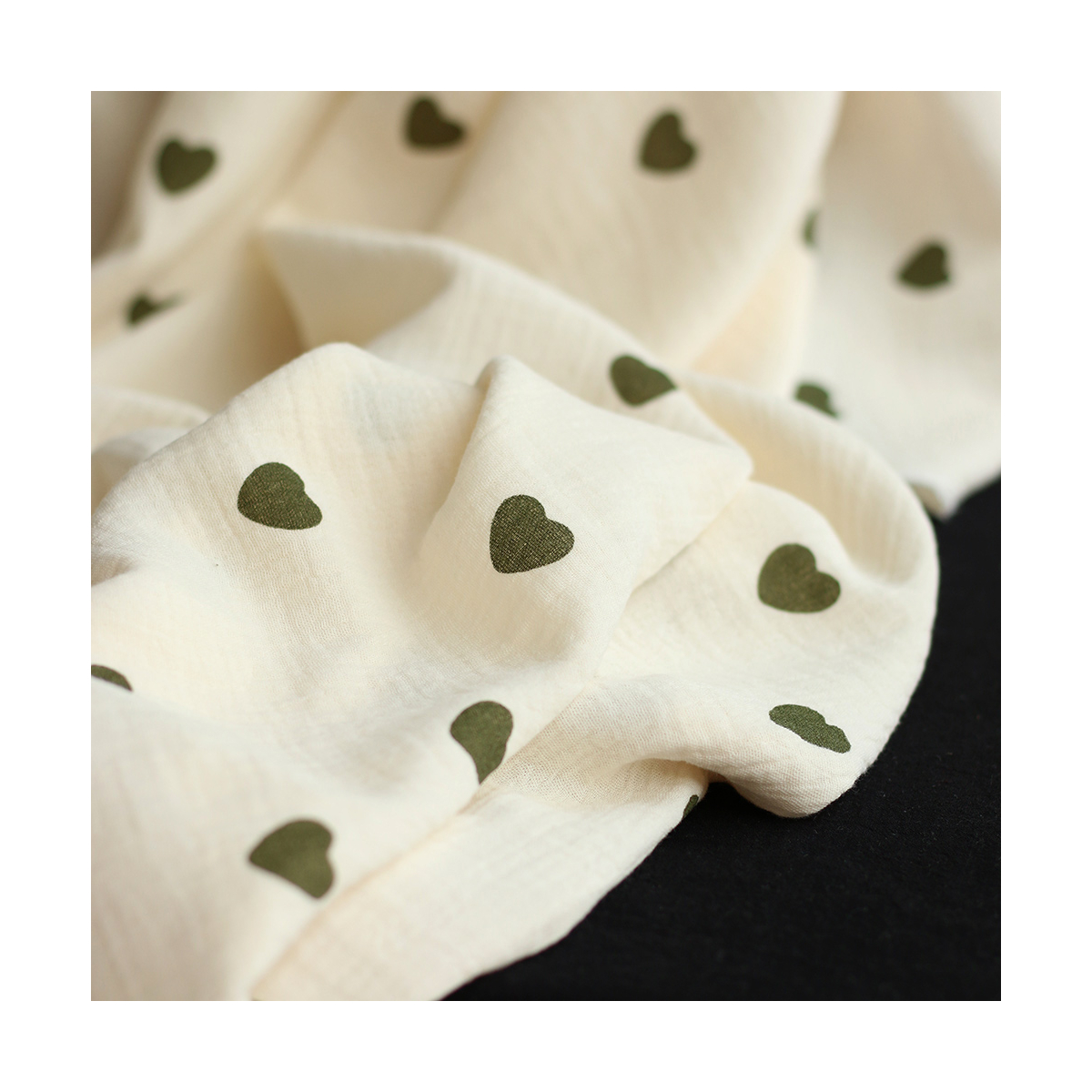 Manou - Double gaze de coton BIO exclusif écru à motif coeurs vert olive