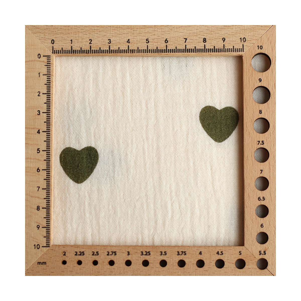 Manou - Double gaze de coton BIO exclusif écru à motif coeurs vert olive