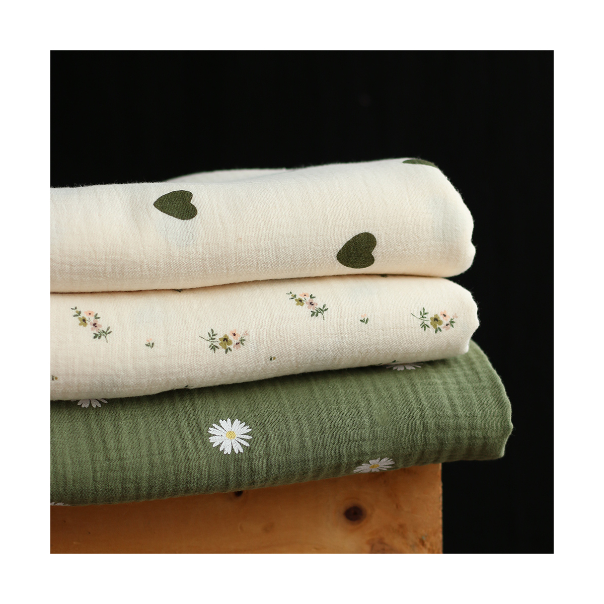 Manou - Double gaze de coton BIO exclusif écru à motif coeurs vert olive