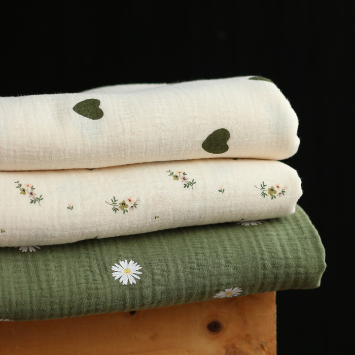 Manou - Double gaze de coton BIO exclusif écru à motif coeurs vert olive