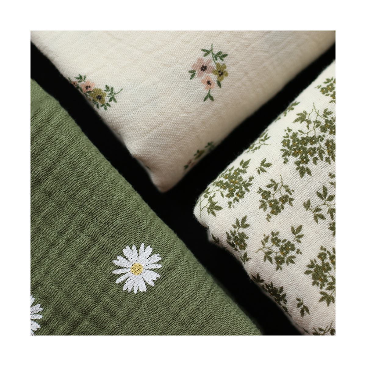 Manou - Double gaze de coton BIO exclusif écru à motif coeurs vert olive