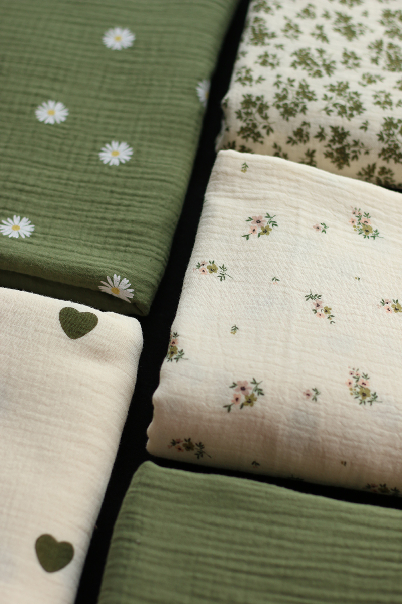 Manou - Double gaze de coton BIO exclusif écru à motif coeurs vert olive