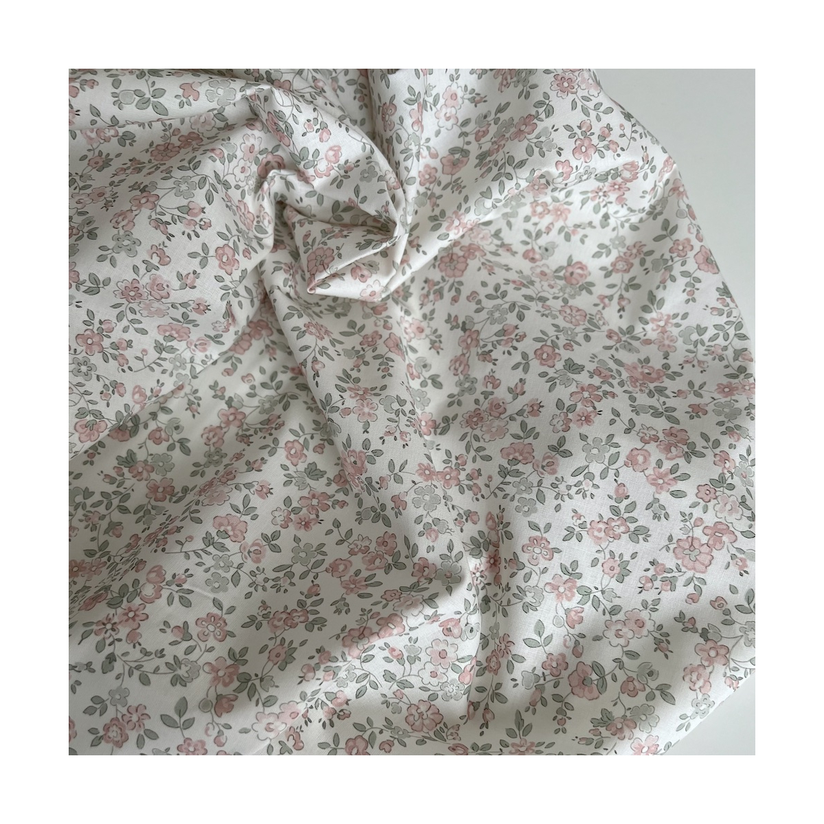 June - Popeline de coton douce BIO imprimé fleuri vert sauge et rose Tissus issus de l'agriculture biologique  - 1