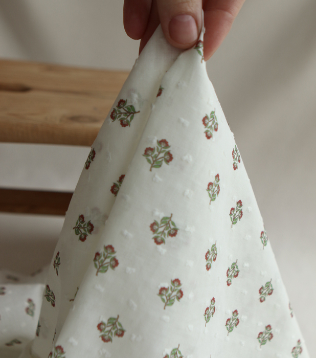 Hazel - Plumetis de coton imprimé fleuri vert et rouge