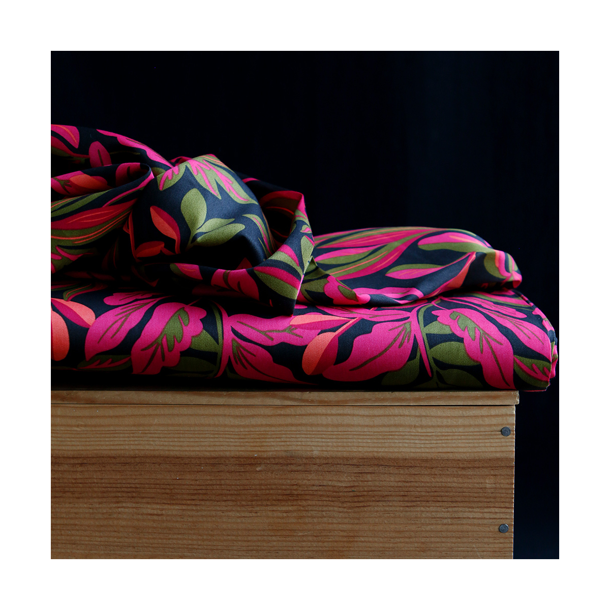 Nerida - Coton satiné Nerida Hansen à imprimé fleuri noir et fuschia