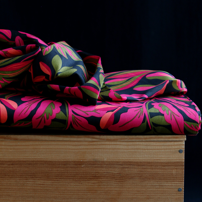 Nerida - Coton satiné Nerida Hansen à imprimé fleuri noir et fuschia