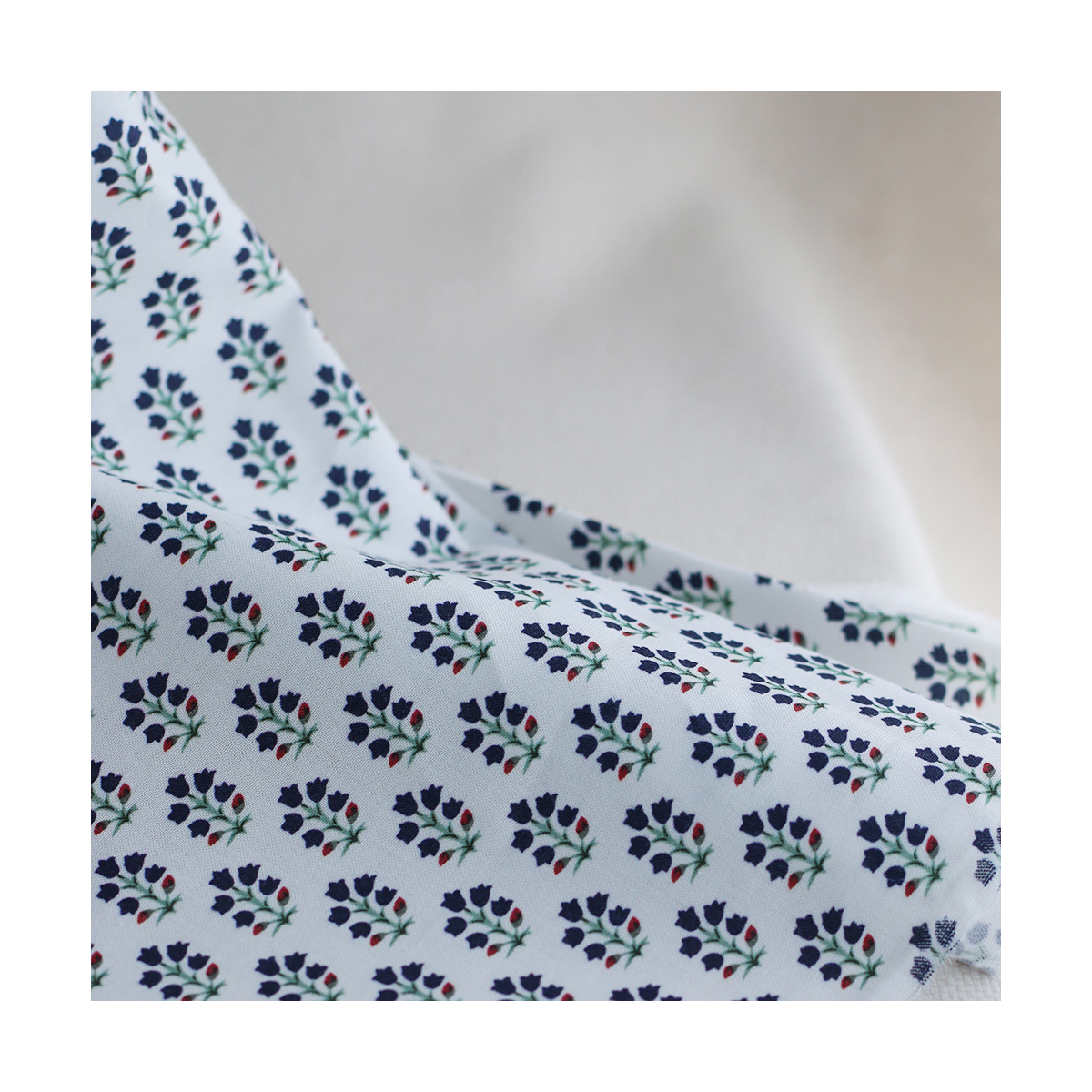 copy of Scarlett - Popeline douce coton organique fond ivoire fleuri bleu