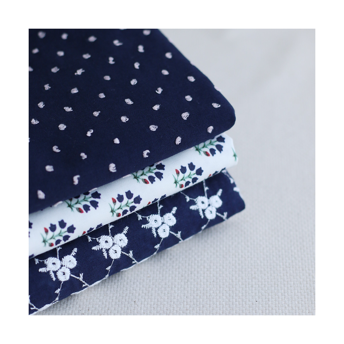 copy of Scarlett - Popeline douce coton organique fond ivoire fleuri bleu