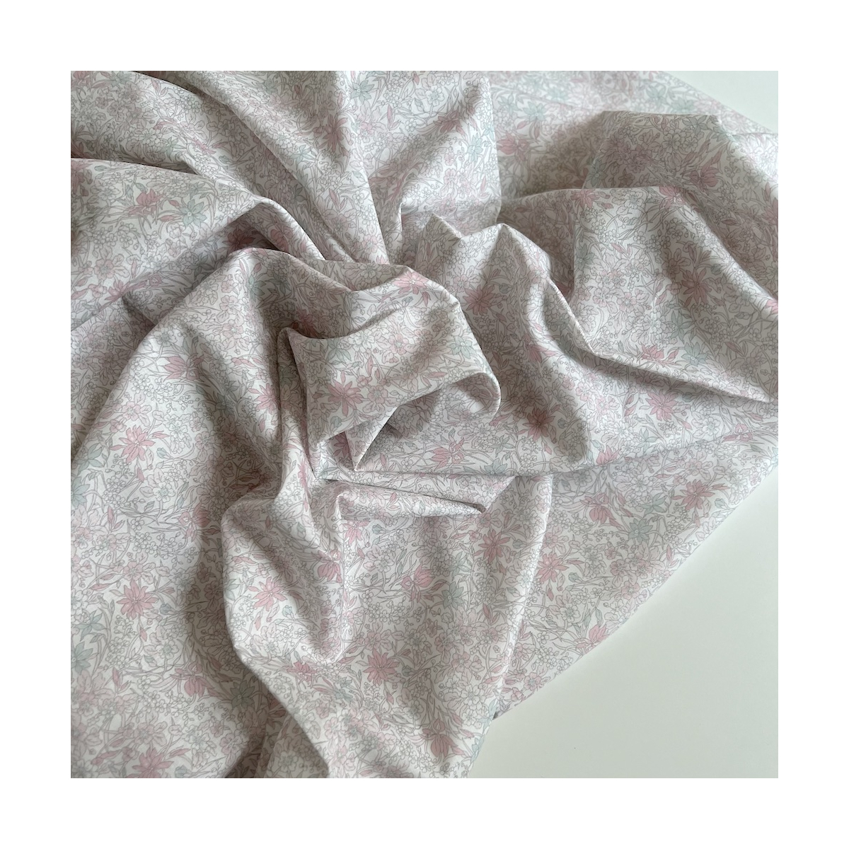 Lola - Batiste de coton bio SILKYNE à imprimé fleuri pastel clair Tissus issus de l'agriculture biologique  - 1