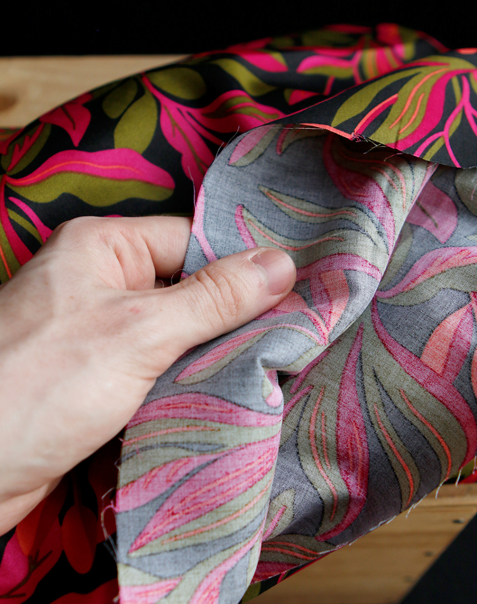 Nerida - Coton satiné Nerida Hansen à imprimé fleuri noir et fuschia