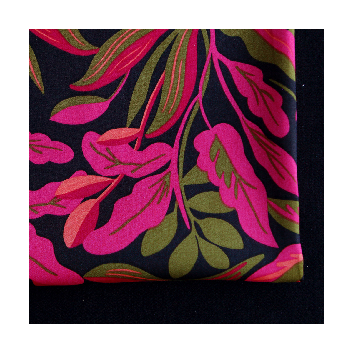 Nerida - Coton satiné Nerida Hansen à imprimé fleuri noir et fuschia