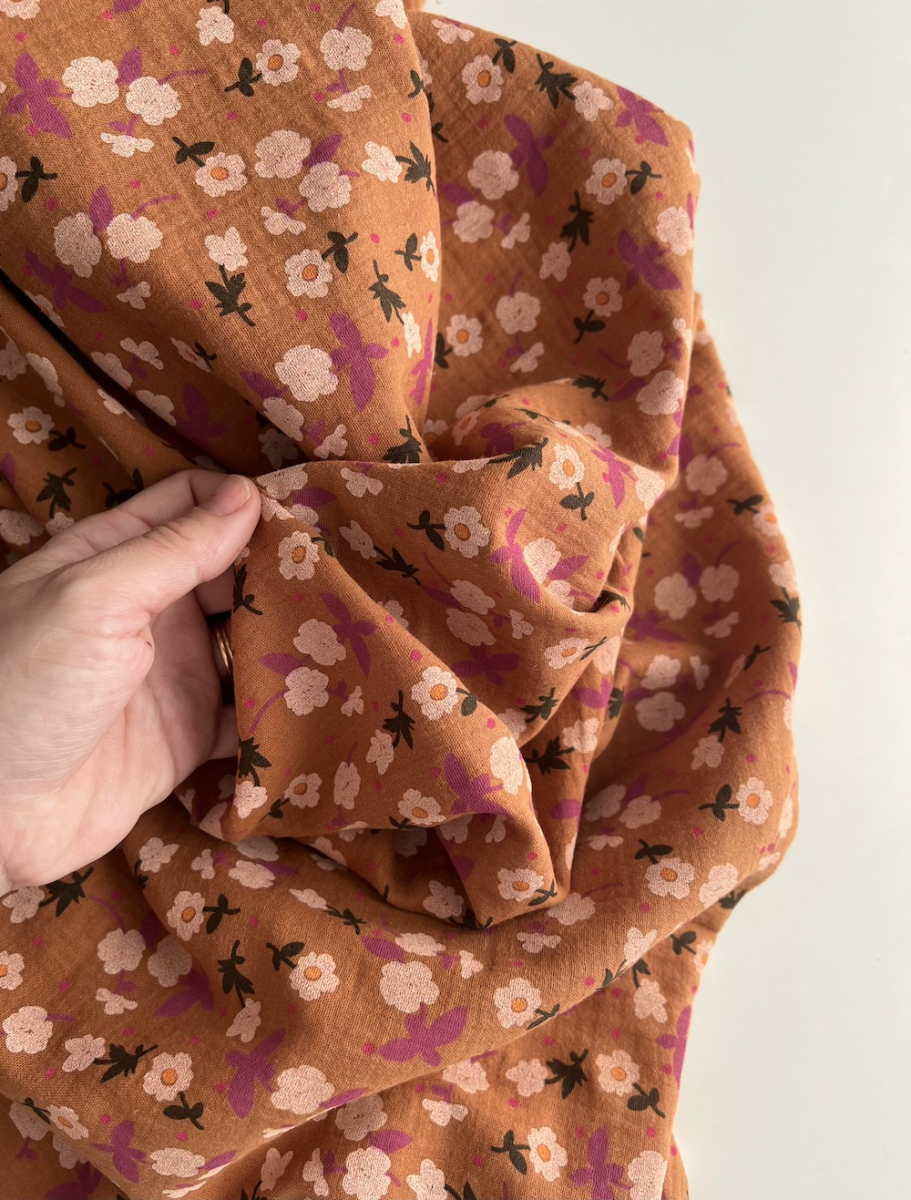 Olivia - Double gaze de coton coloris fond écureuil imprimé fleuri Tissus issus de l'agriculture biologique  - 3
