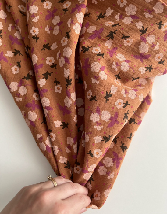 Olivia - Double gaze de coton coloris fond écureuil imprimé fleuri Tissus issus de l'agriculture biologique  - 4