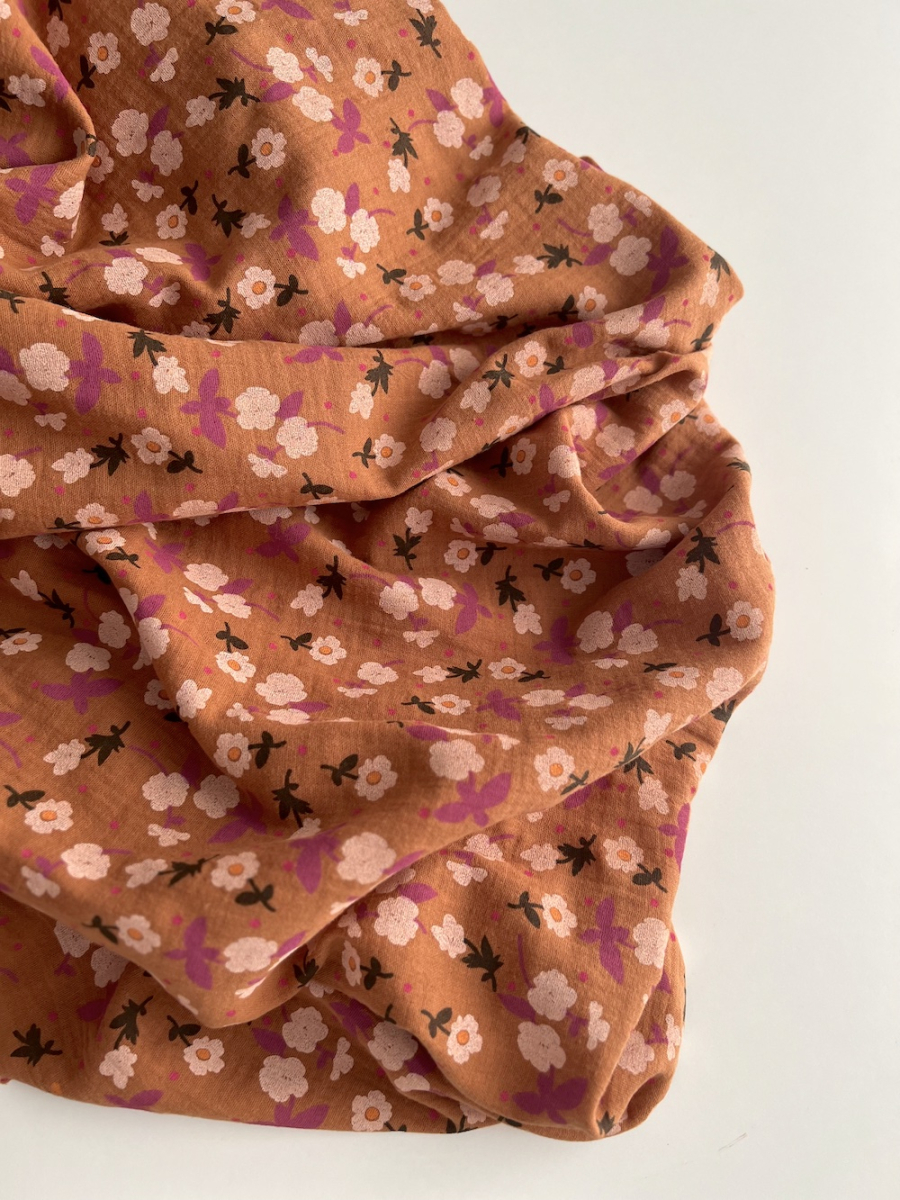 Olivia - Double gaze de coton coloris fond écureuil imprimé fleuri Tissus issus de l'agriculture biologique  - 5