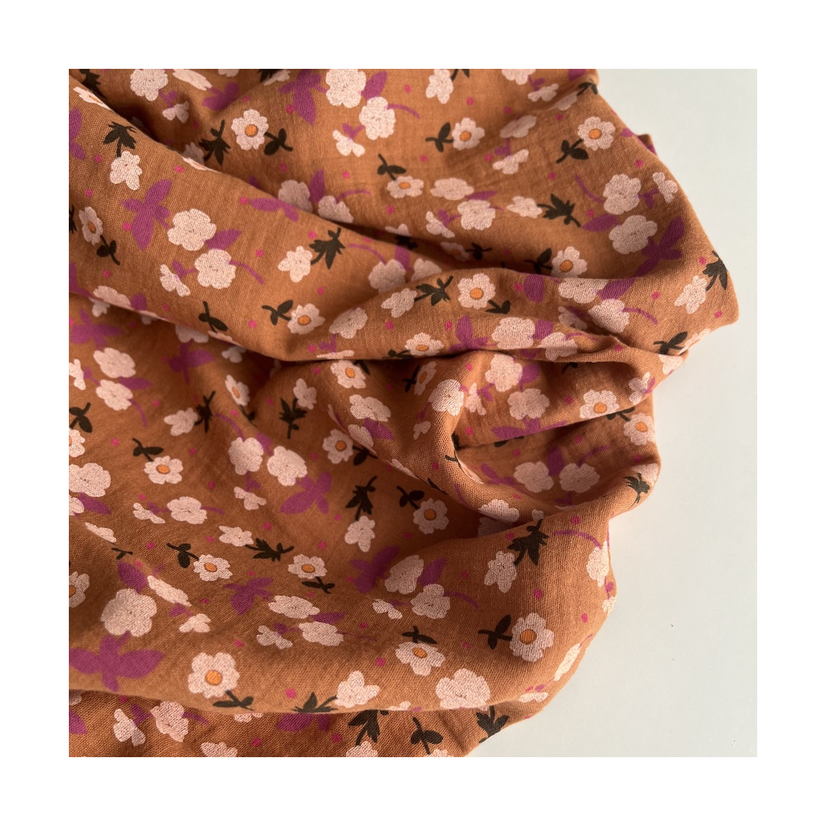 Olivia - Double gaze de coton coloris fond écureuil imprimé fleuri Tissus issus de l'agriculture biologique  - 1