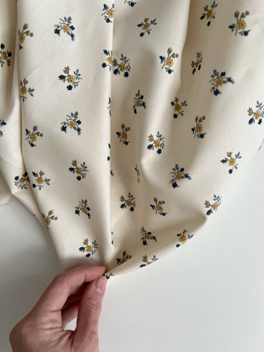Celine - Popeline douce coton organique fond ivoire imprimé fleuri marine / moutarde Tissus issus de l'agriculture biologique  -