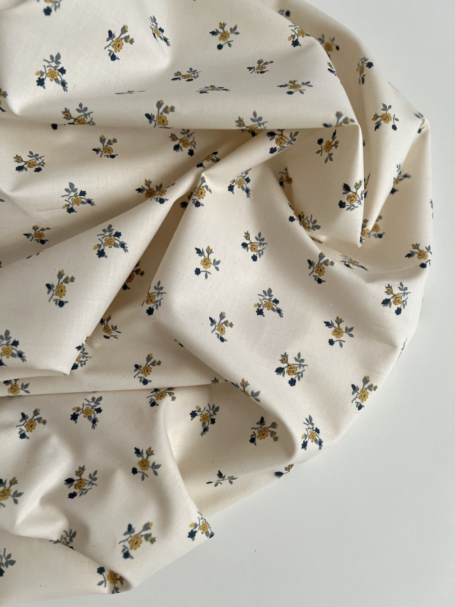 Celine - Popeline douce coton organique fond ivoire imprimé fleuri marine / moutarde Tissus issus de l'agriculture biologique  -