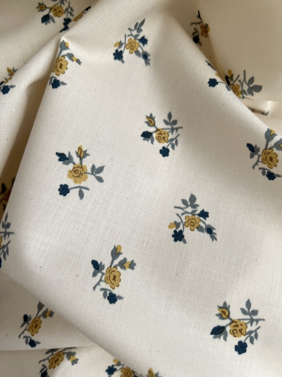 Celine - Popeline douce coton organique fond ivoire imprimé fleuri marine / moutarde Tissus issus de l'agriculture biologique  -