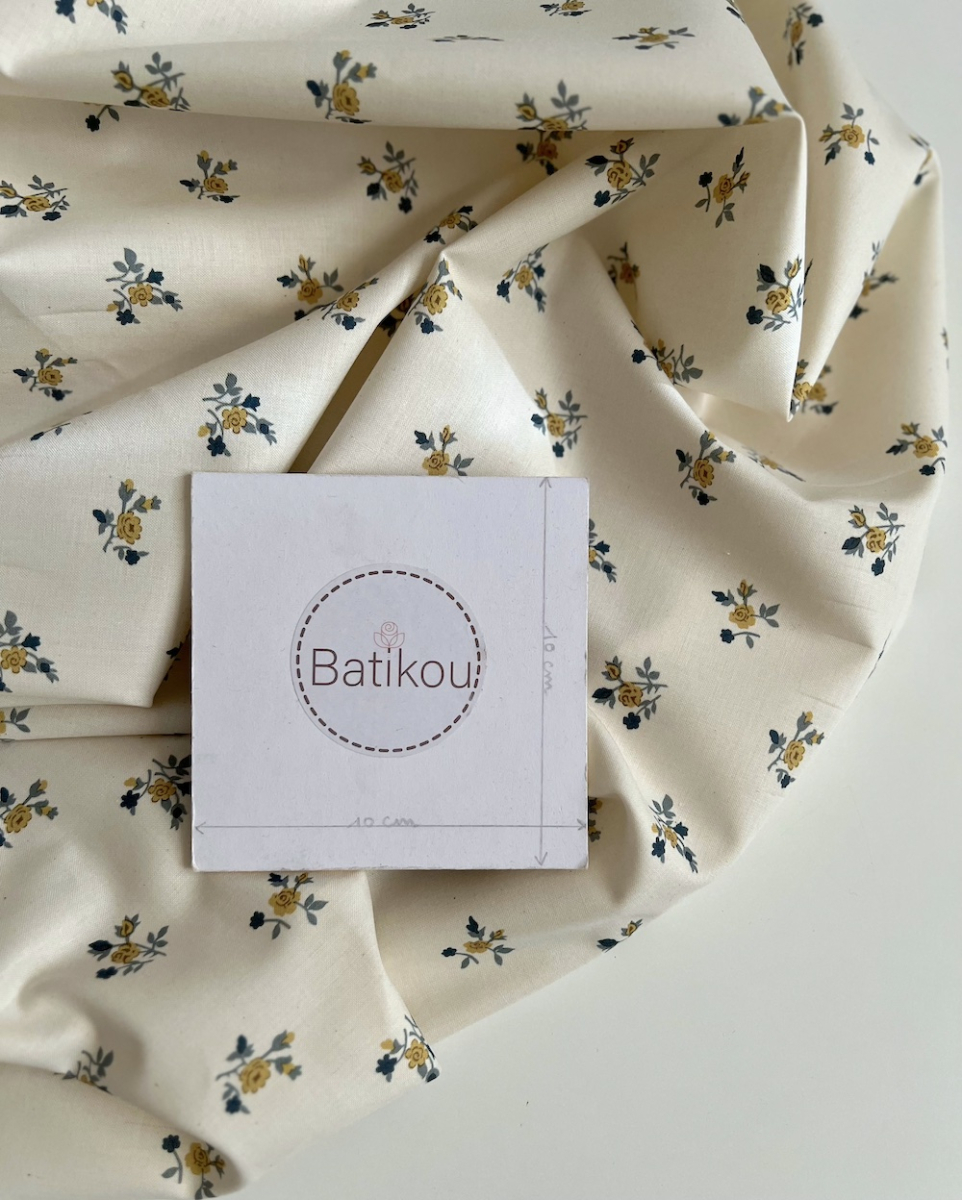 Celine - Popeline douce coton organique fond ivoire imprimé fleuri marine / moutarde Tissus issus de l'agriculture biologique  -