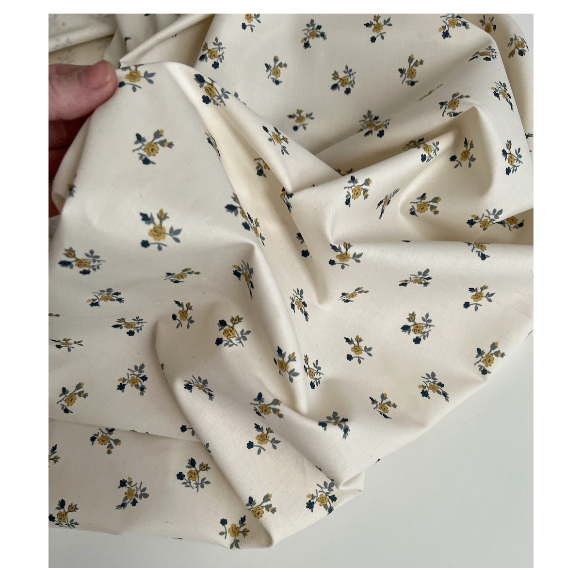 Celine - Popeline douce coton organique fond ivoire imprimé fleuri marine / moutarde Tissus issus de l'agriculture biologique  -