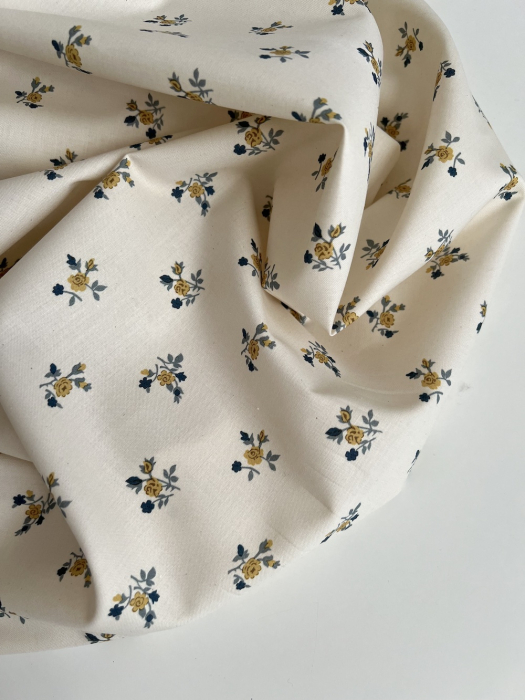 Celine - Popeline douce coton organique fond ivoire imprimé fleuri marine / moutarde Tissus issus de l'agriculture biologique  -