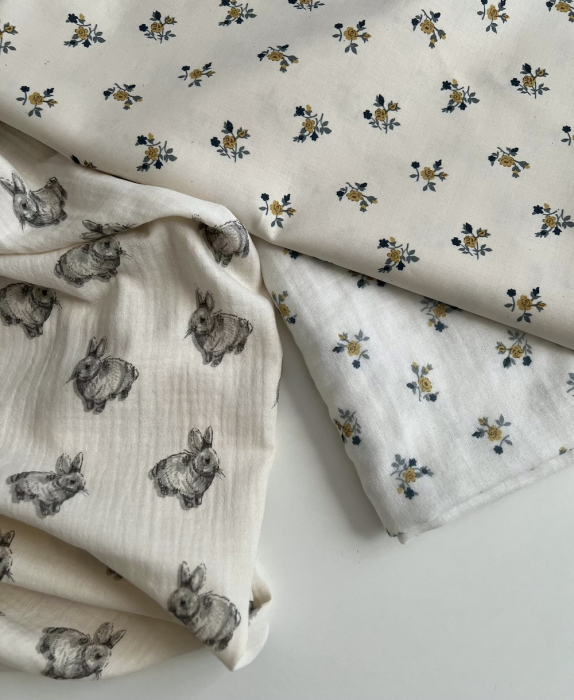 Celine - Popeline douce coton organique fond ivoire imprimé fleuri marine / moutarde Tissus issus de l'agriculture biologique  -