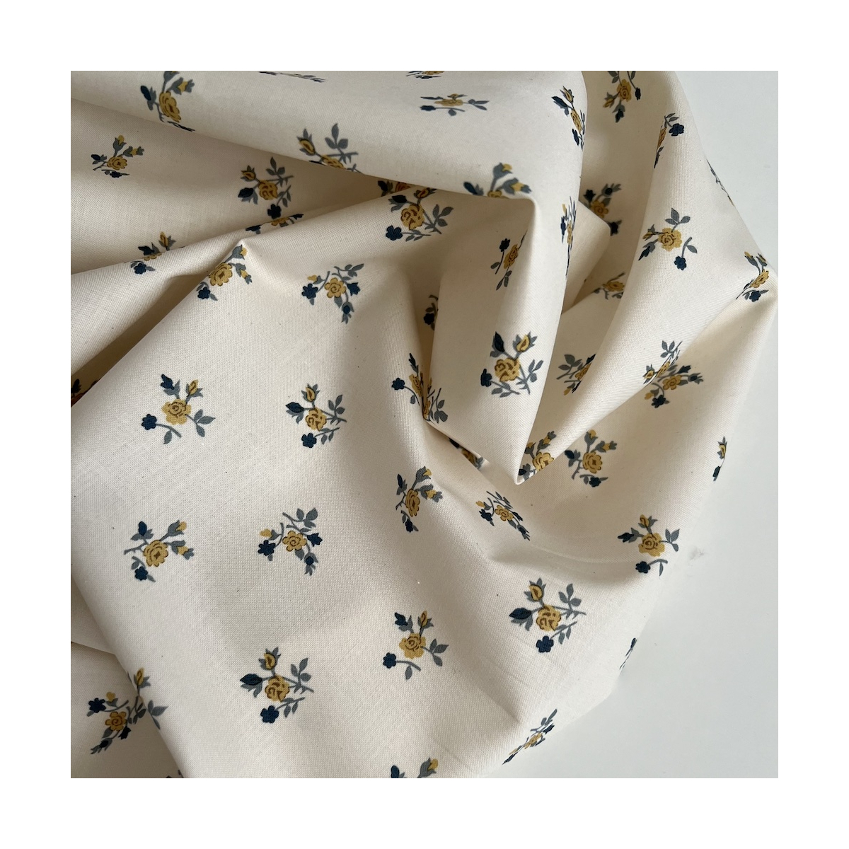 Celine - Popeline douce coton organique fond ivoire imprimé fleuri marine / moutarde Tissus issus de l'agriculture biologique  -