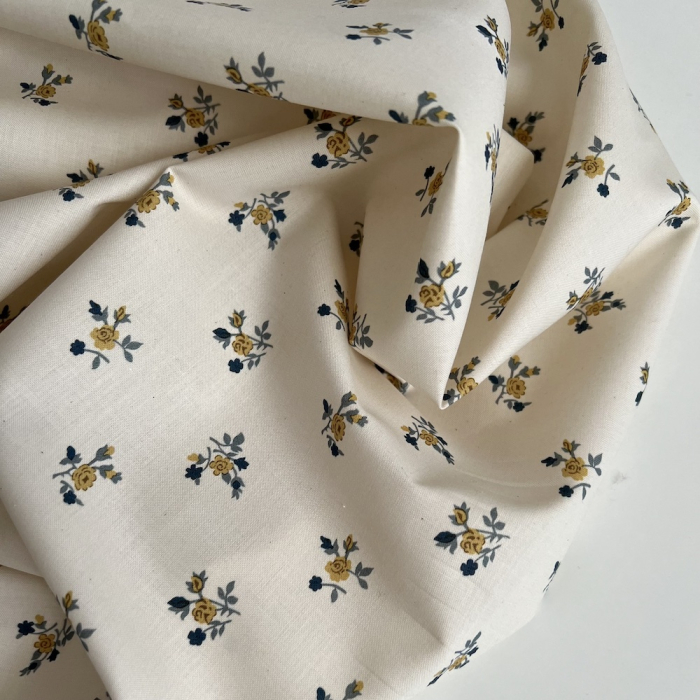 Celine - Popeline douce coton organique fond ivoire imprimé fleuri marine / moutarde Tissus issus de l'agriculture biologique  -