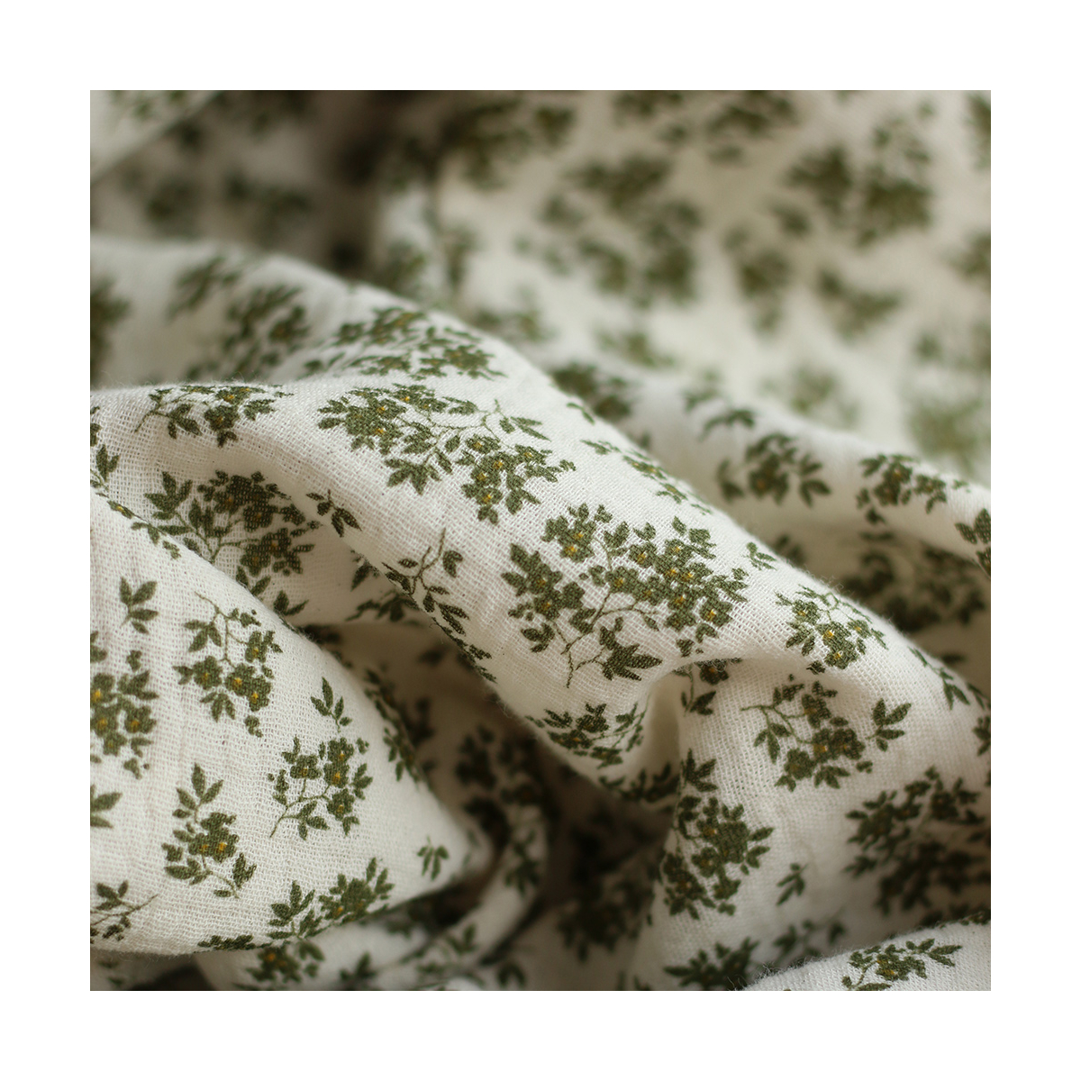 Soumeya - Double gaze coton BIO motif exclusif fond écru vert olive