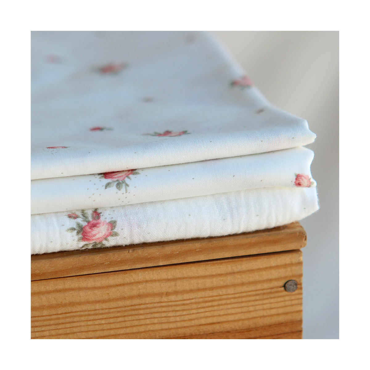 Christine - Popeline douce coton BIO organique fond blanc exclusif vert et rose