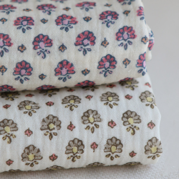 Leela - Double gaze de coton motif fleuri fond écru 2