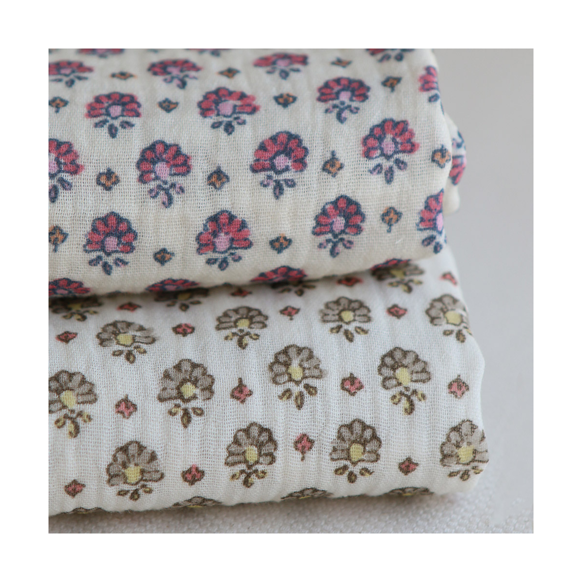 Leela - Double gaze de coton motif fleuri fond écru