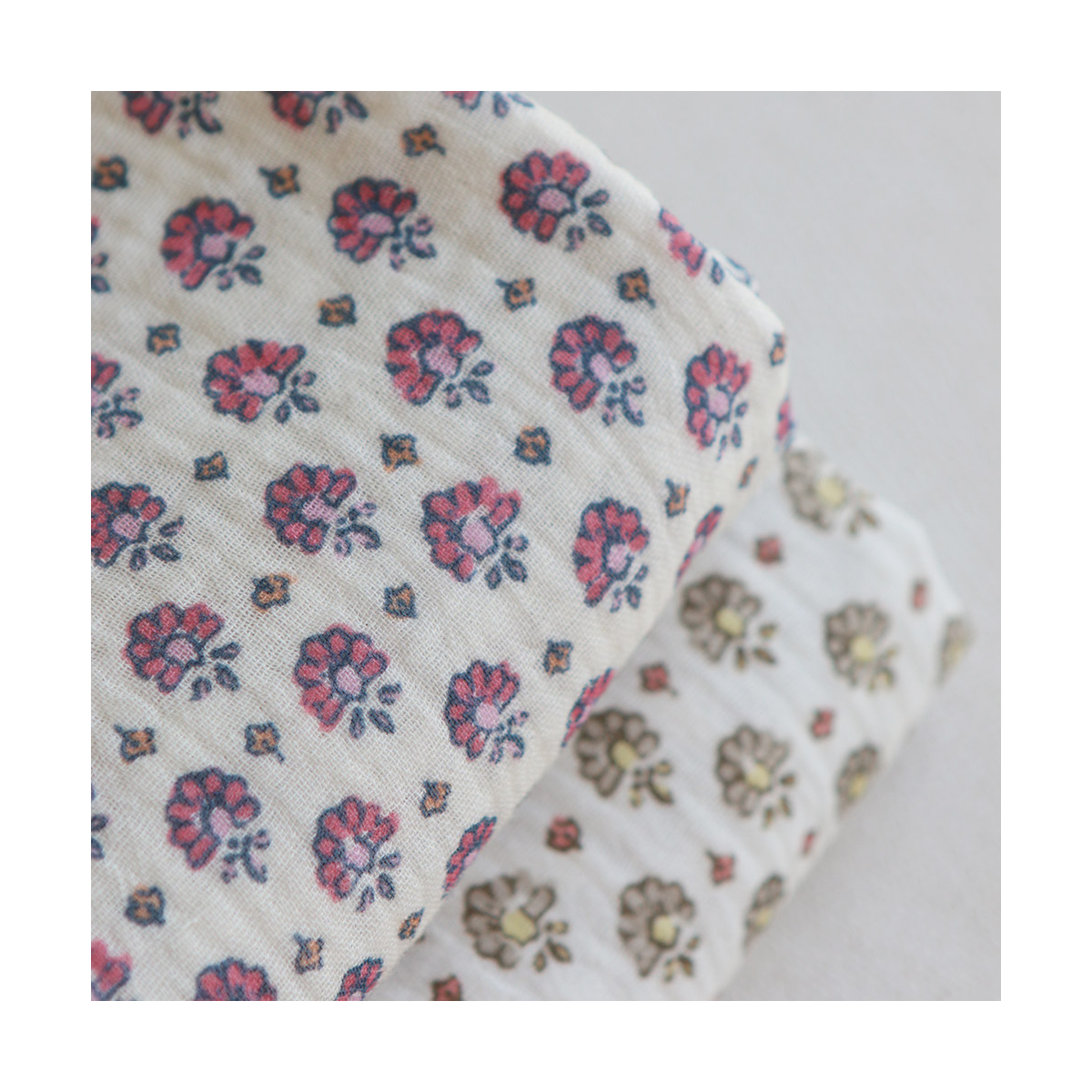 Leela - Double gaze de coton motif fleuri fond écru