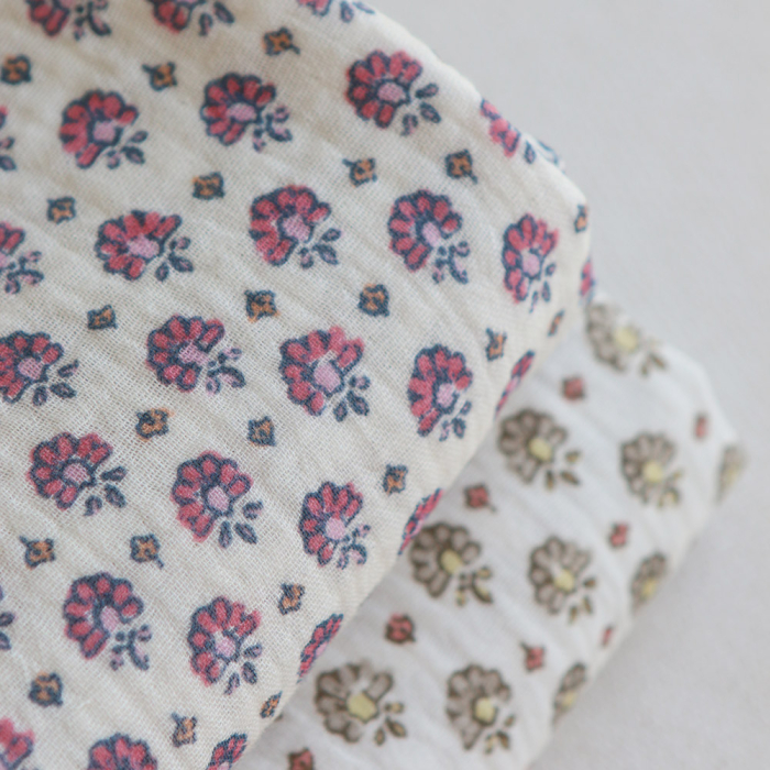 Leela - Double gaze de coton motif fleuri fond écru