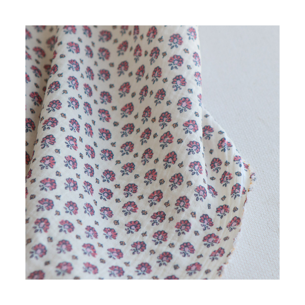 Leela - Double gaze de coton motif fleuri fond écru