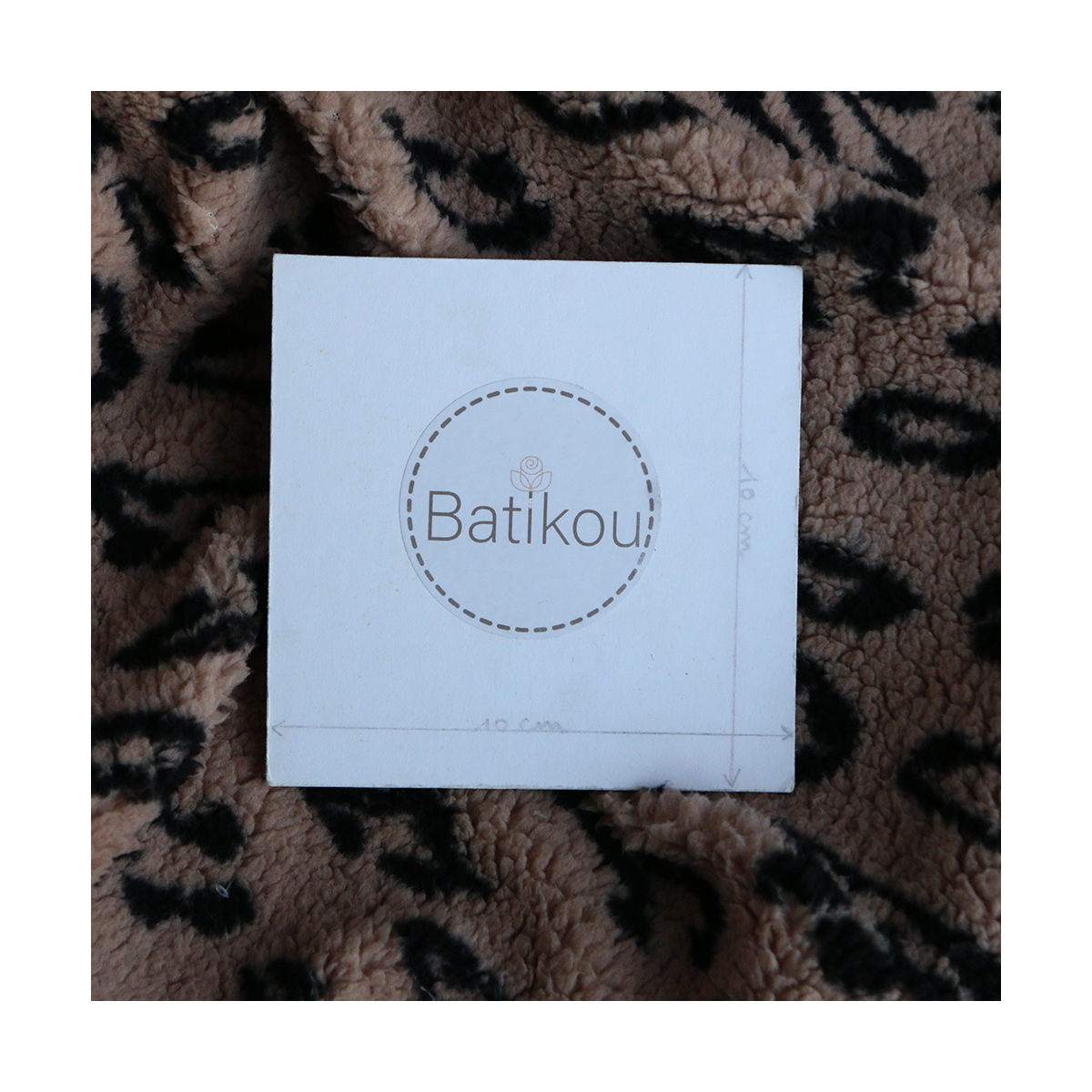 Teddy / moumoute bouclé fond marron glacé motif Graou