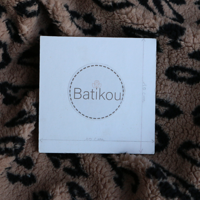 Teddy / moumoute bouclé fond marron glacé motif Graou