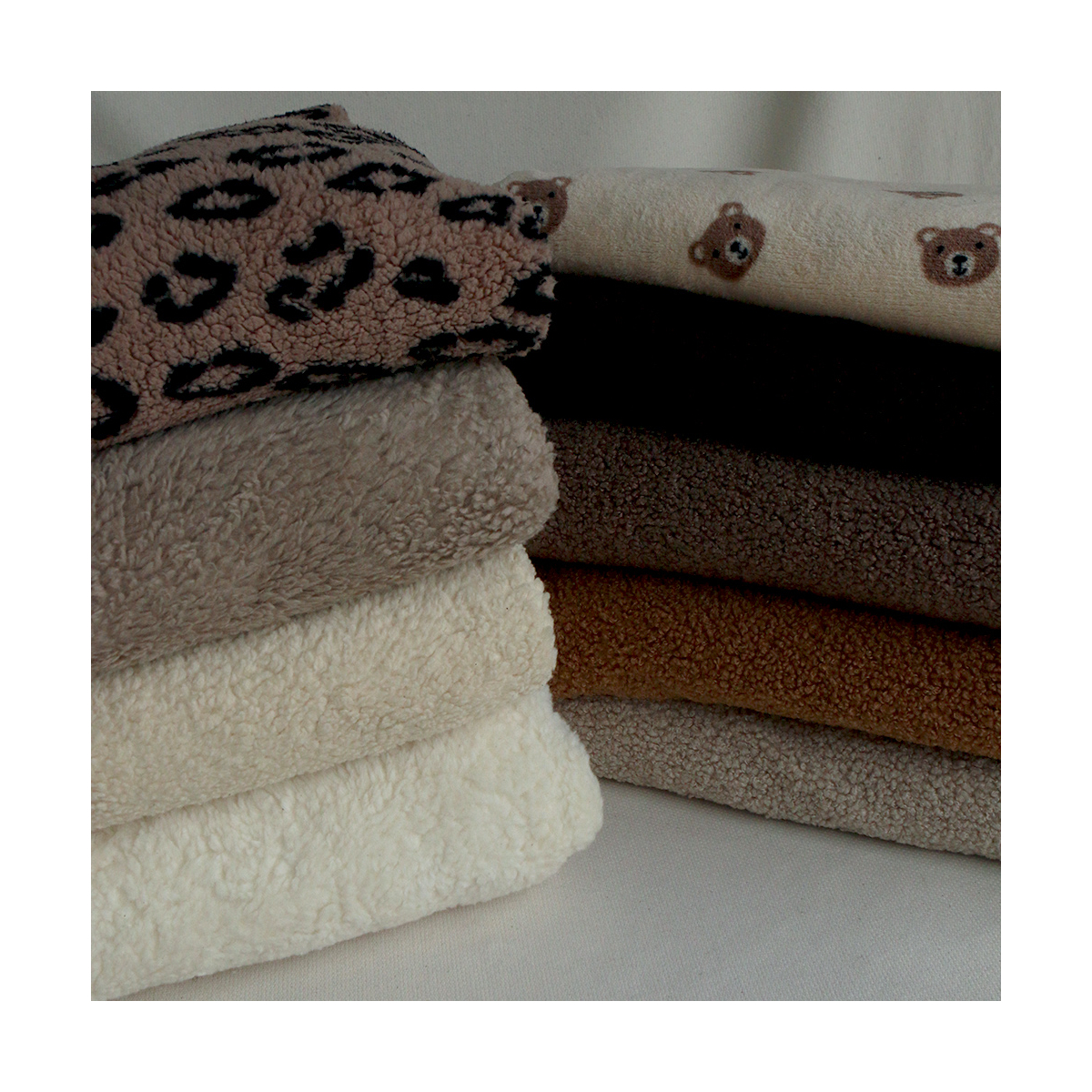 Teddy / moumoute bouclé fond marron glacé motif Graou