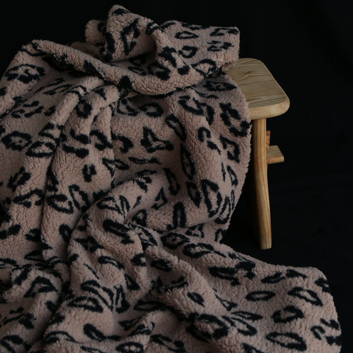 Teddy / moumoute bouclé fond marron glacé motif Graou