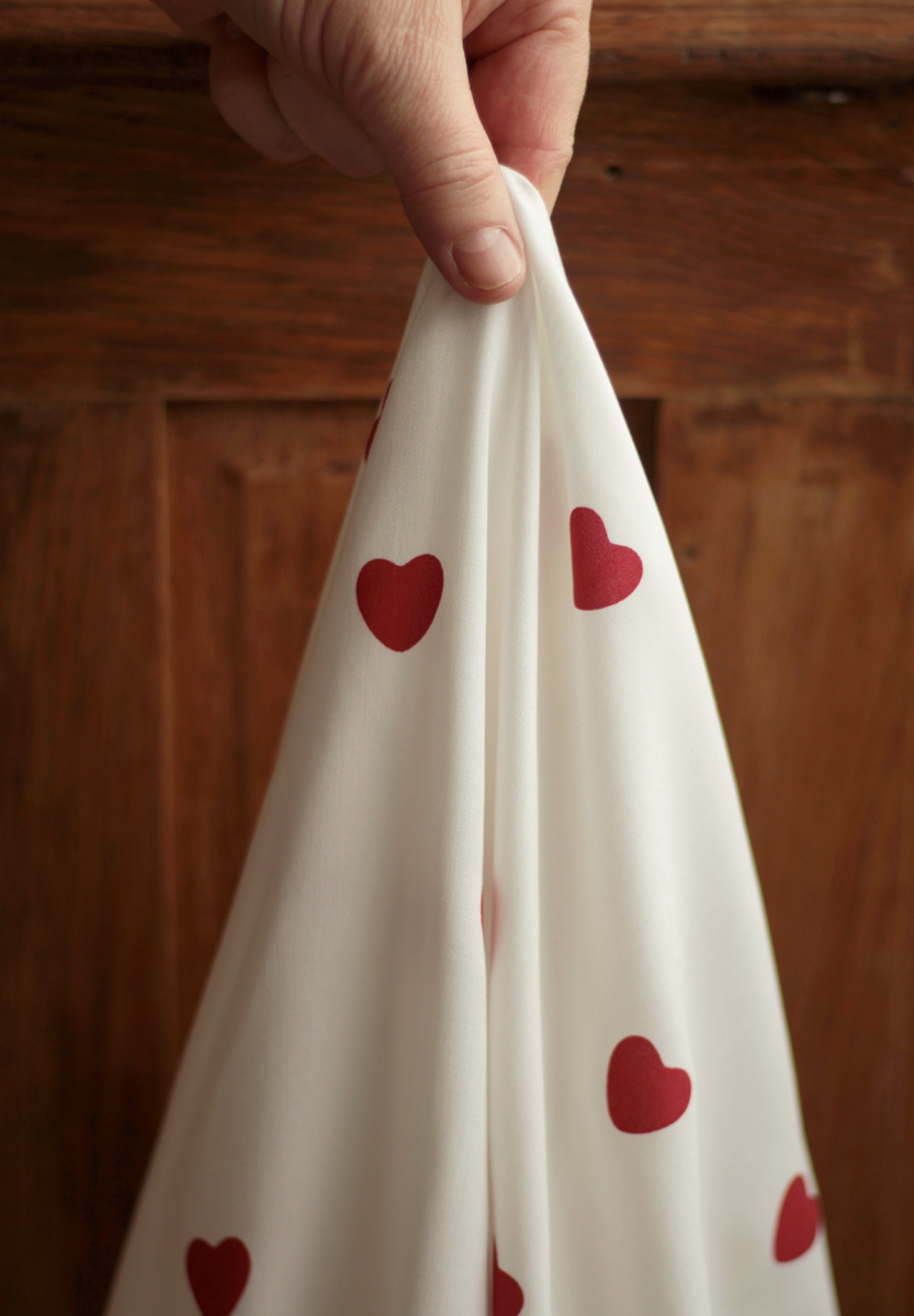 Manou - Viscose blanc cassé imprimée coeurs rouges Batikou - 2