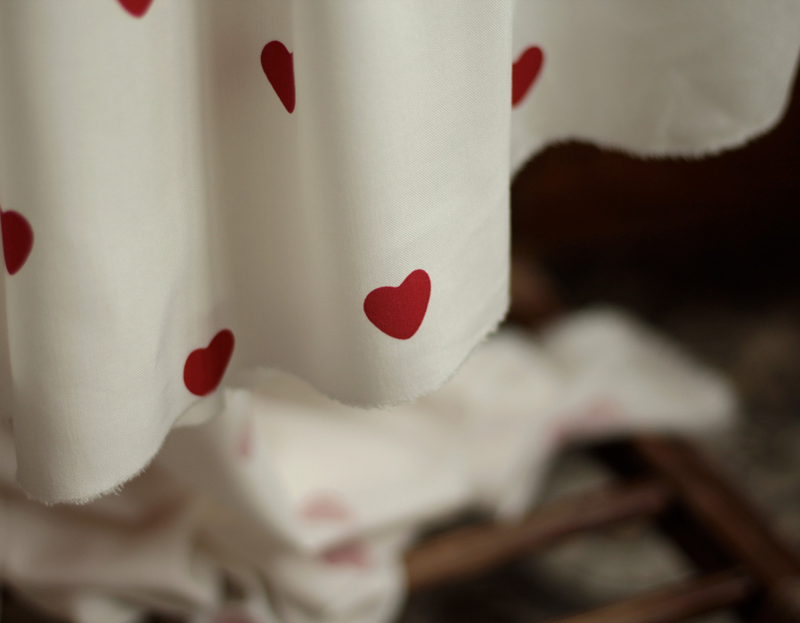 Manou - Viscose blanc cassé imprimée coeurs rouges Batikou - 4