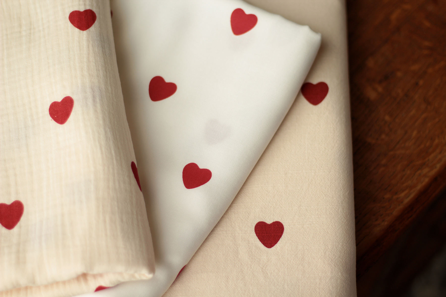 Manou - Viscose blanc cassé imprimée coeurs rouges Batikou - 11