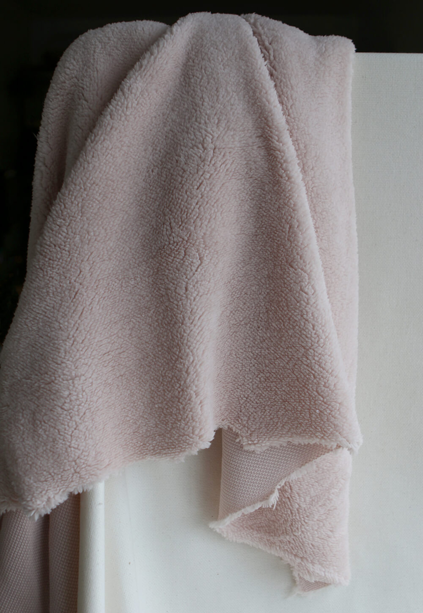 Teddy / moumoute bouclé coloris rose poudré