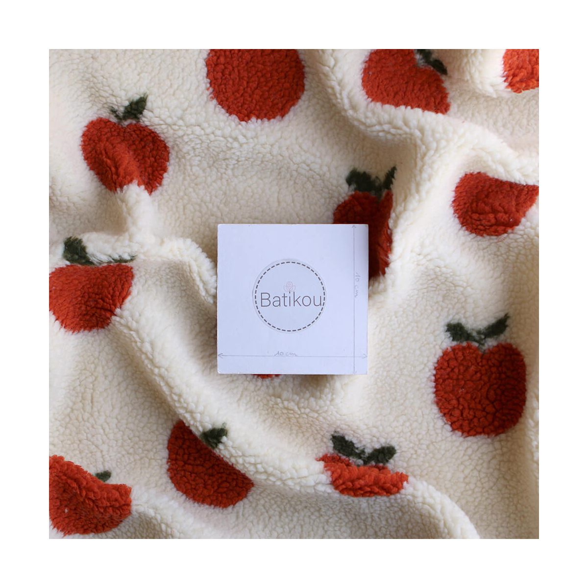 Teddy / moumoute bouclé fond écru motif pommes