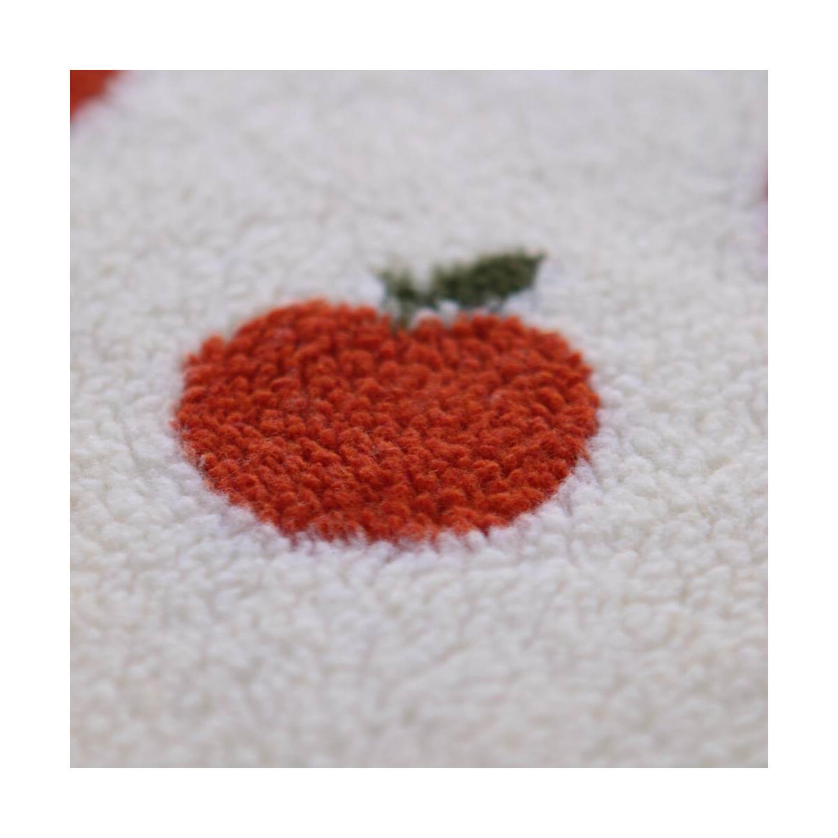 Teddy / moumoute bouclé fond écru motif pommes