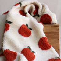 Teddy / moumoute bouclé fond écru motif pommes