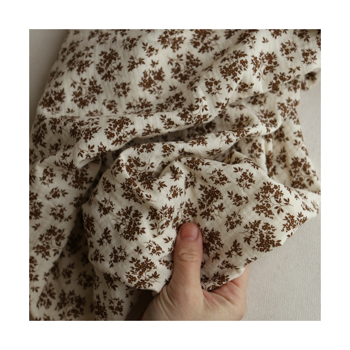 Soumeya - Double gaze coton BIO motif exclusif fond écru chocolat