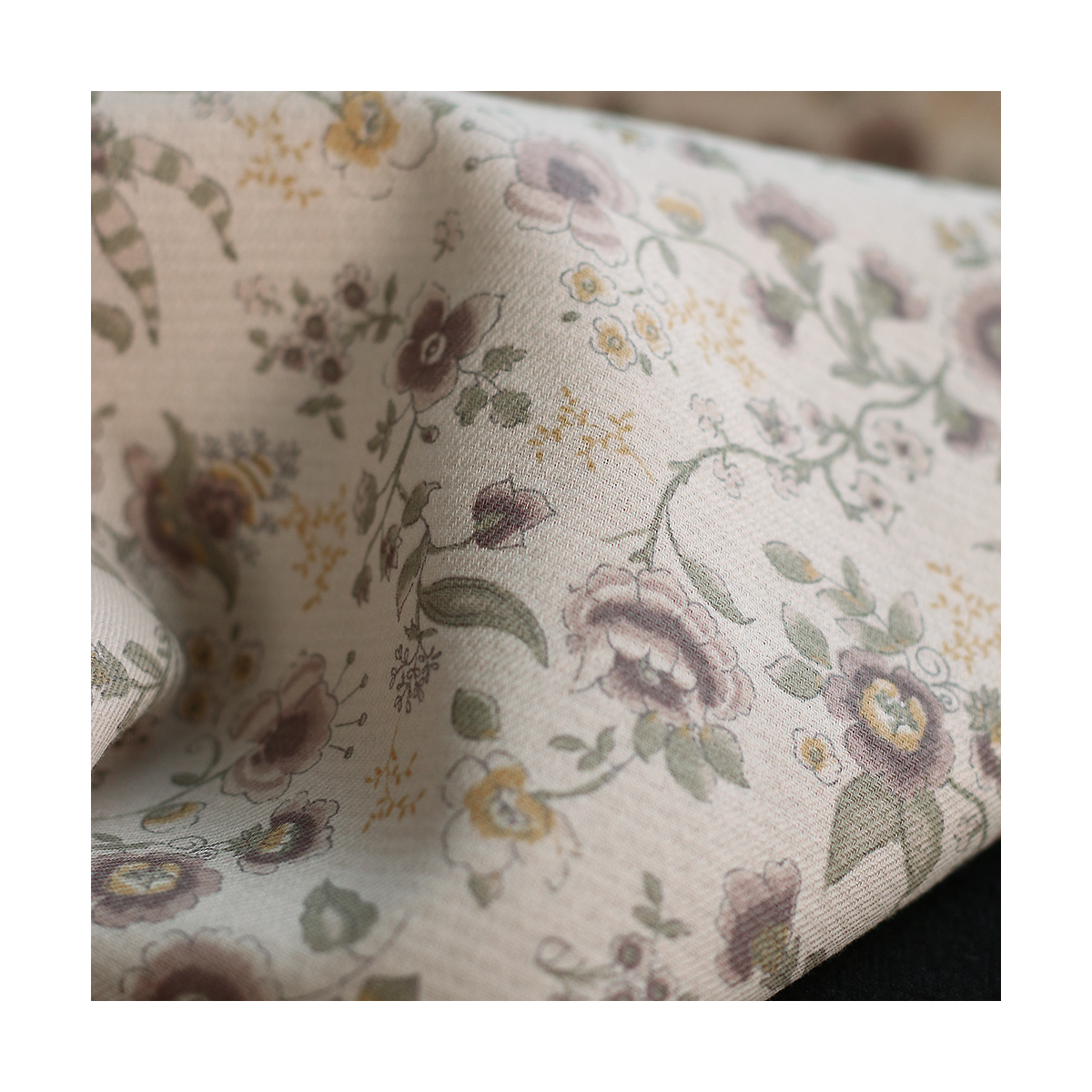 April - Tissu coton piqué léger texturé fleuri kaki